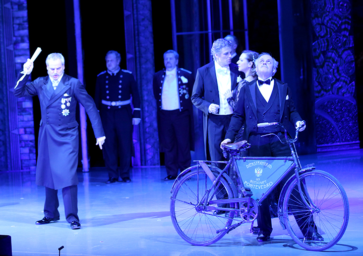 執事ニェーグシュが乗る自転車は“ポンテヴェドロ公国公用車”と書かれたプレートが付いています。 Photo:Photo:Dimo Dimov/Barbara Pálffy/Volksoper Wien
