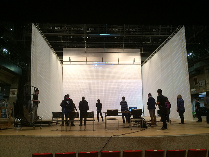 舞台上に、投影するためのスクリーンが実際のセットと同じサイズ、同じ位置に設置される