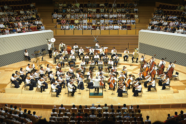 ユベール・スダーン（指揮）東京交響楽団による昨年のオープニングコンサートの模様 （C）堀田正矩