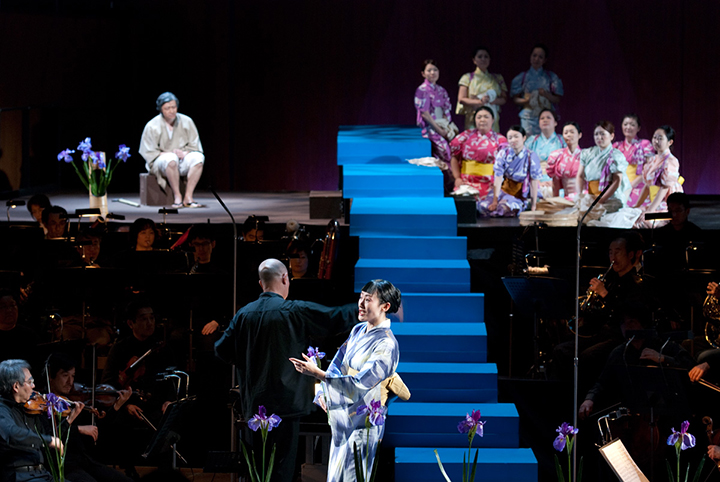 2011年東京芸術劇場シアターオペラ《イリス》から Photo:M.Terashi