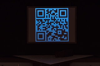 舞台上に大きく映し出されたQRコードから《魔笛》のゲームアプリがダウンロード可能 （※こちらのコードはダミーです）