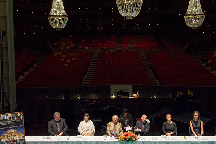 この記者会見は、《ナクソス島のアリアドネ》の舞台上で行われるという趣向で、｢オペラ｣の場面で舞台後方に置かれた椅子に記者たちが座るというかたちで行われました。