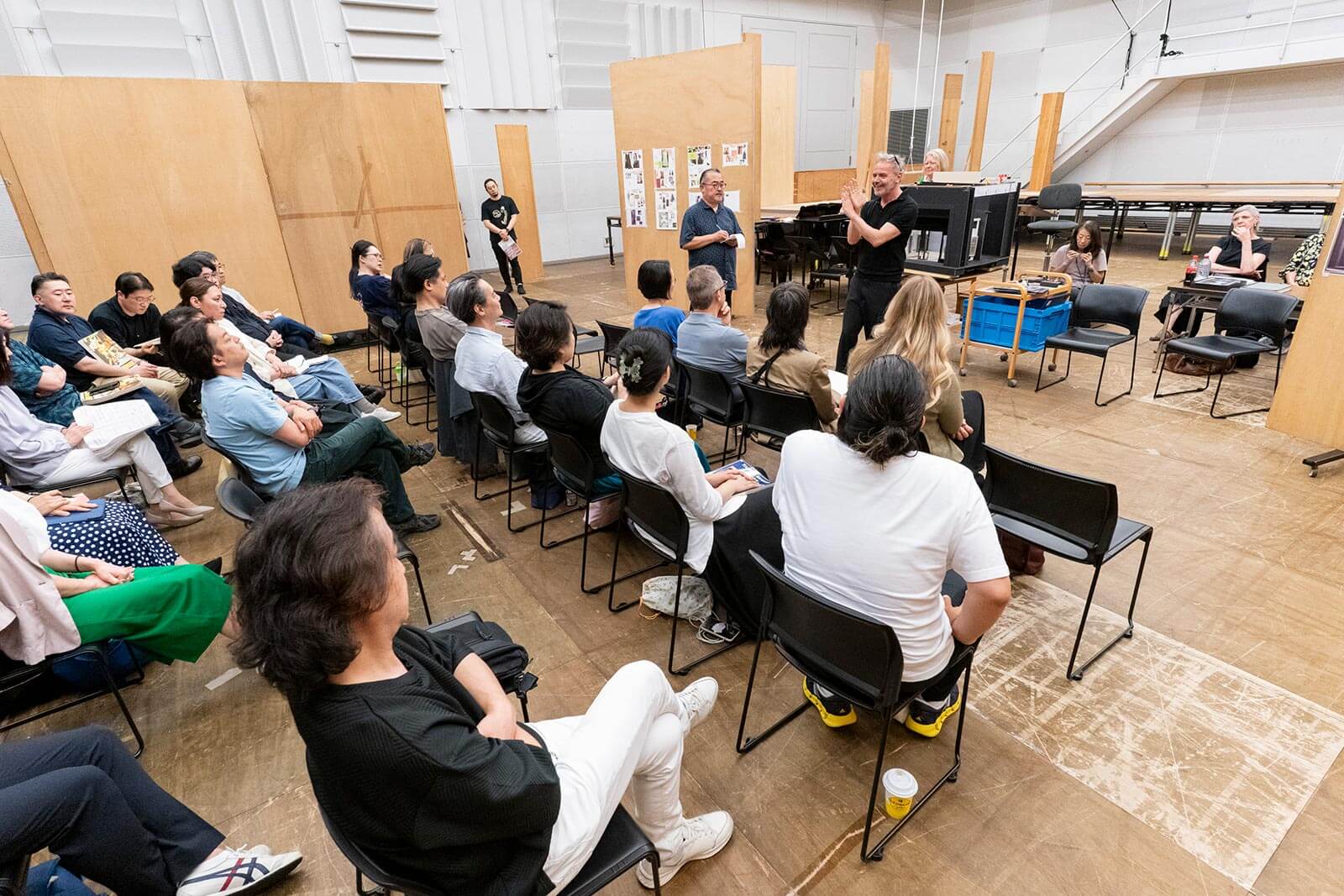 人間の罪と愛を描く――新国立劇場《エレクトラ》の世界を演出家ヨハネス・エラートが語る
