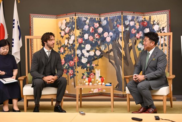 東京交響楽団の音楽監督ロレンツォ・ヴィオッティが川崎市の福田紀彦市長を表敬訪問