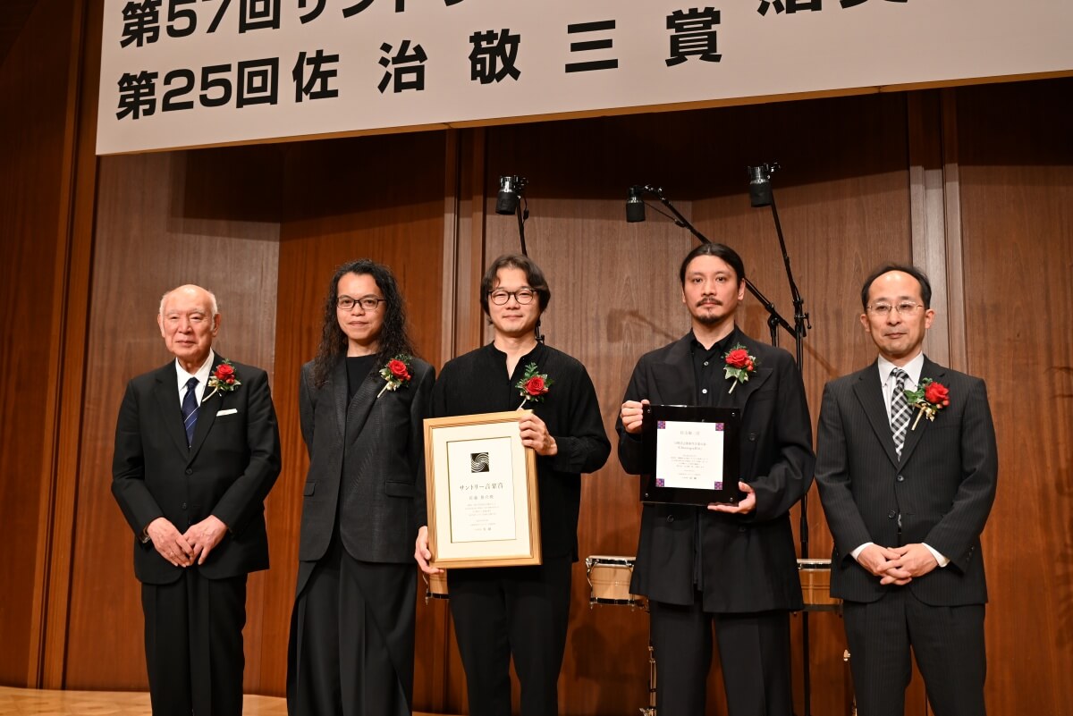佐藤俊介が第57回サントリー音楽賞贈賞式に登壇、記念演奏でビーバーを披露